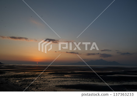 Sunset dyed on the Moshirai coast at dusk 137363233