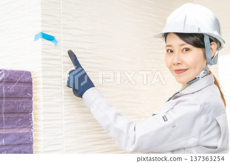 一位女工程師正在標記並檢查外牆 137363254