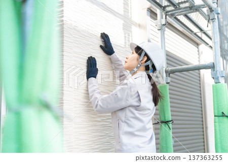 一位女性建築工程師正在檢查和維護房屋 137363255