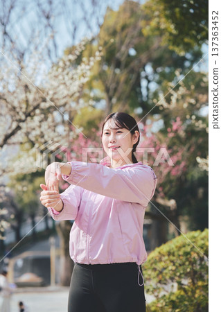 一位女士在戶外做伸展運動。跑步前後的暖身運動。健康的運動習慣。 137363452