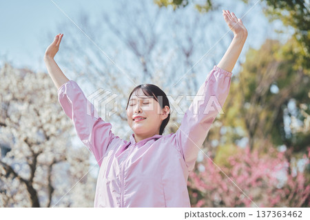 一位女士在戶外做伸展運動。跑步前後的暖身運動。健康的運動習慣。 137363462