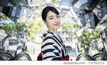 一位身著現代和服的日本女子在東急廣場表參道的鏡子中映出美麗的身影。 137363515