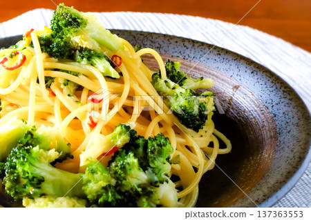 Broccoli Peperoncino Broccoli Peperoncino 137363553