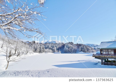 Winter scenery of Kagamigaike Pond and Mount Sumon, the legendary pond of the goddess, Uonuma City, Niigata Prefecture Winter scenery of Kagamigaike Pond and Mount Sumon, the legendary pond of the goddess, Uonuma City, Niigata Prefecture 137363625