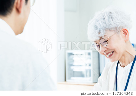 接受諮詢的高級婦女 137364348