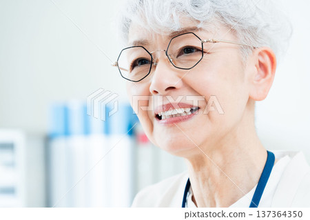 接受諮詢的高級婦女 137364350