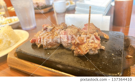 美味的牛排館切牛排 137364410