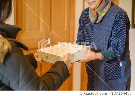 Everyday Gift Giving in Japan: Heartfelt Communication and Gifts Across Generations 137364493