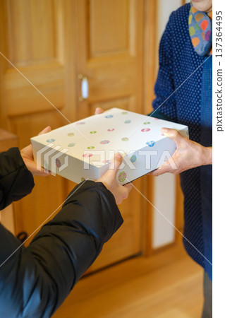 Everyday Gift Giving in Japan: Heartfelt Communication and Gifts Across Generations 137364495