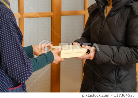 Giving and receiving gifts to express gratitude: Japanese customs of sharing and cutting off gifts Giving and receiving gifts to express gratitude: Japanese customs of sharing and cutting off gifts 137364553