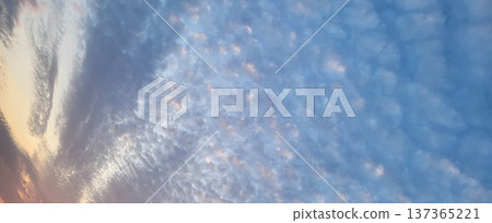 天空中展開的音階旋律－美麗的冬日天空中的雲朵 137365221