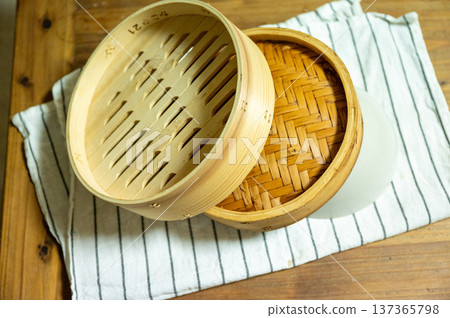 將蒸氣熨斗放在布上擦乾。 將蒸氣熨斗放在布上擦乾。 137365798