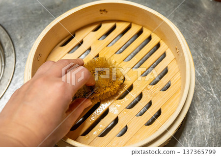 用刷子清洗竹蒸籠 用刷子清洗竹蒸籠 137365799