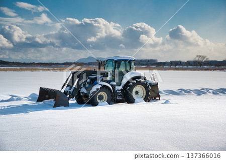 雪地裡的拖拉機 137366016