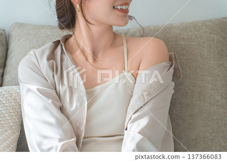 一位佩戴飾品、耳環和耳環的女性側臉 一位佩戴飾品、耳環和耳環的女性側臉 137366083