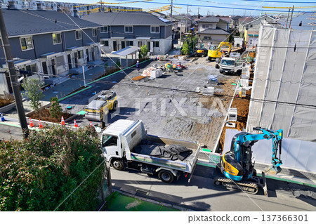 在道路施工現場工作的人們 137366301