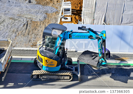 在道路施工現場工作的人們 在道路施工現場工作的人們 137366305