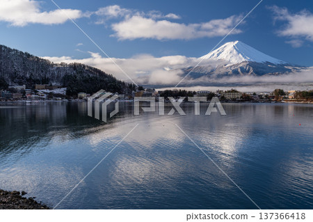 <山梨縣> 冬季富士山與河口湖景色 <山梨縣> 冬季富士山與河口湖景色 137366418
