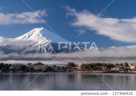 <山梨縣> 冬季富士山與河口湖景色 <山梨縣> 冬季富士山與河口湖景色 137366420