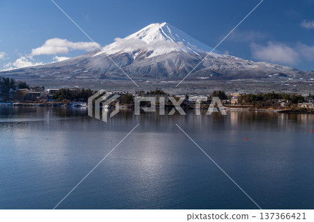 <Yamanashi Prefecture> Winter view of Mt. Fuji and Lake Kawaguchi 137366421