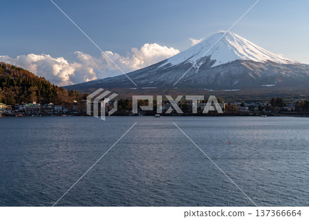 <Yamanashi Prefecture> Winter view of Mt. Fuji and Lake Kawaguchi <Yamanashi Prefecture> Winter view of Mt. Fuji and Lake Kawaguchi 137366664
