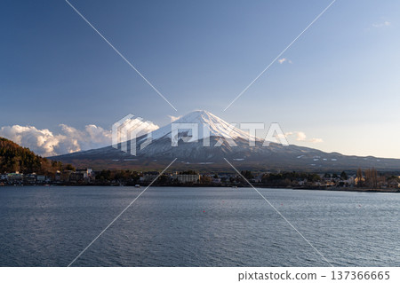 <山梨縣> 冬季富士山與河口湖景色 137366665