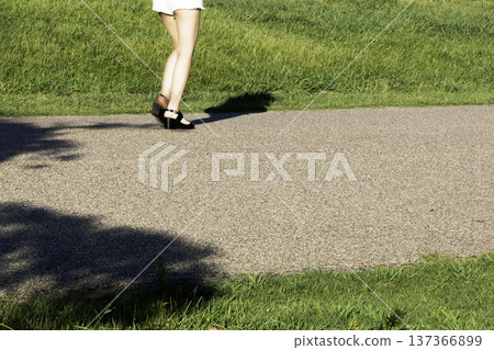 我女兒光著腳走路,但我卻沉浸在我的智慧型手機裡。 我女兒光著腳走路,但我卻沉浸在我的智慧型手機裡。 137366899