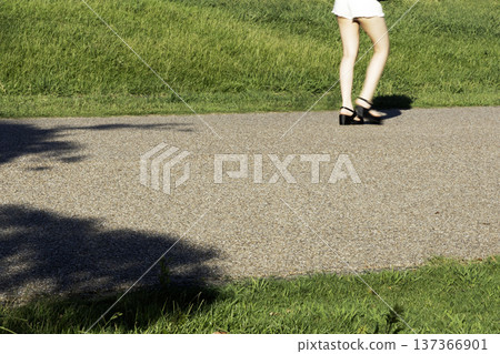 一個赤腳女孩邊走邊低頭玩手機 -3 一個赤腳女孩邊走邊低頭玩手機 -3 137366901