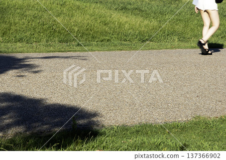 一個赤腳女孩邊走邊低頭玩手機 -4 一個赤腳女孩邊走邊低頭玩手機 -4 137366902