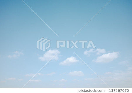 B-5 底片風格,藍天中漂浮著白雲。 B-5 底片風格,藍天中漂浮著白雲。 137367070