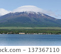 Lake Yamanaka and snow-capped Mount Fuji, a refreshing view of the clouds 137367110