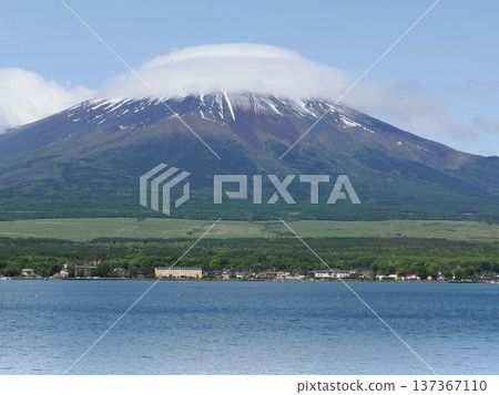 Lake Yamanaka and snow-capped Mount Fuji, a refreshing view of the clouds Lake Yamanaka and snow-capped Mount Fuji, a refreshing view of the clouds 137367110