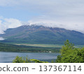 A spectacular view of Mt. Fuji and cap clouds from Lake Yamanaka under a blue sky 137367114