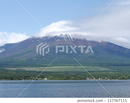 初夏時節,富士山和山中湖上空的帽狀雲朵盡收眼底。 初夏時節,富士山和山中湖上空的帽狀雲朵盡收眼底。 137367115