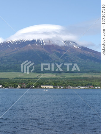 在藍天下,從山中湖可以欣賞到富士山和帽狀雲的壯麗景色。 在藍天下,從山中湖可以欣賞到富士山和帽狀雲的壯麗景色。 137367116