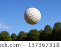 藍天和高爾夫球 137367318