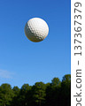 藍天和高爾夫球 137367379