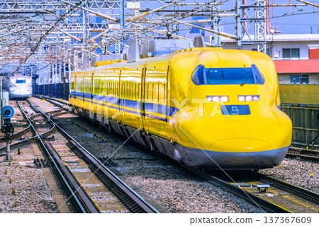 Japan's Yokohama cityscape: unusual and new scenery. Doctor Yellow arrives at Shin-Yokohama Station. You can also see the Shinkansen in the background on the left. Japan's Yokohama cityscape: unusual and new scenery. Doctor Yellow arrives at Shin-Yokohama Station. You can also see the Shinkansen in the background on the left. 137367609