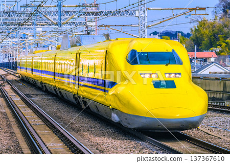 日本橫濱的城市景觀：獨特的全新景象。黃博士號列車抵達新橫濱站。優美的列車身姿駛入筆直的軌道。 137367610