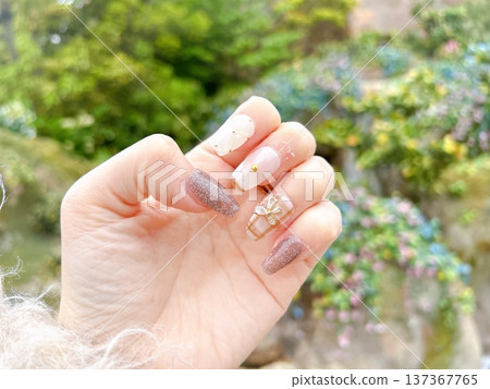 可愛又時尚的棕色格子美甲 可愛又時尚的棕色格子美甲 137367765