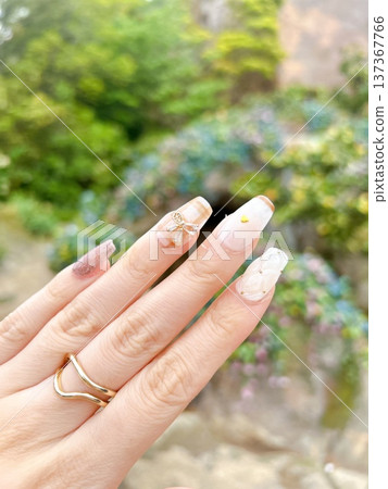 時尚的棕色格子美甲 時尚的棕色格子美甲 137367766
