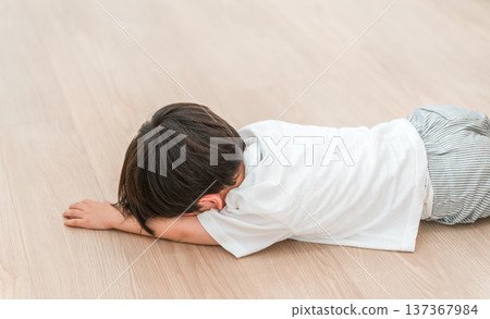 一個男孩在客廳地板上鬧騰 137367984