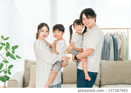 一對年輕的亞洲夫婦在家中抱著孩子,家庭,父母和孩子,家庭 一對年輕的亞洲夫婦在家中抱著孩子,家庭,父母和孩子,家庭 137367985