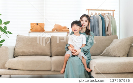 母親在家抱著孩子,媽媽,家庭,父母與孩子,家庭 母親在家抱著孩子,媽媽,家庭,父母與孩子,家庭 137367986