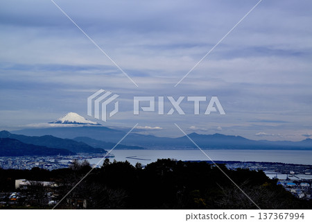 Snow-capped Mount Fuji from Nihondaira Yume Terrace, Shizuoka Prefecture Snow-capped Mount Fuji from Nihondaira Yume Terrace, Shizuoka Prefecture 137367994