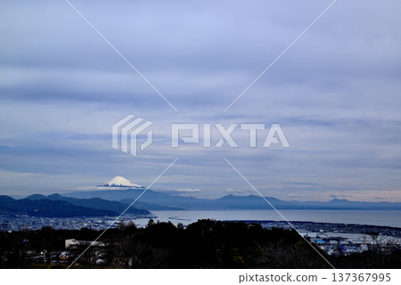 Snow-capped Mount Fuji from Nihondaira Yume Terrace, Shizuoka Prefecture Snow-capped Mount Fuji from Nihondaira Yume Terrace, Shizuoka Prefecture 137367995