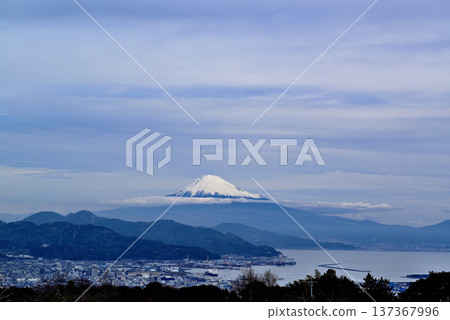 Snow-capped Mount Fuji from Nihondaira Yume Terrace, Shizuoka Prefecture 137367996