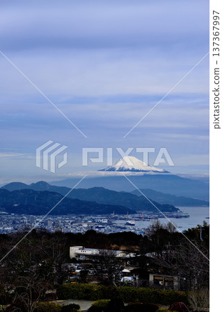 Snow-capped Mount Fuji from Nihondaira Yume Terrace, Shizuoka Prefecture 137367997