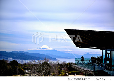 Snow-capped Mount Fuji from Nihondaira Yume Terrace, Shizuoka Prefecture 137367999