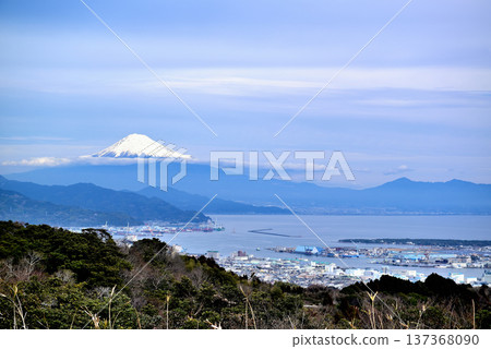 Snow-capped Mount Fuji from Nihondaira Yume Terrace, Shizuoka Prefecture 137368090